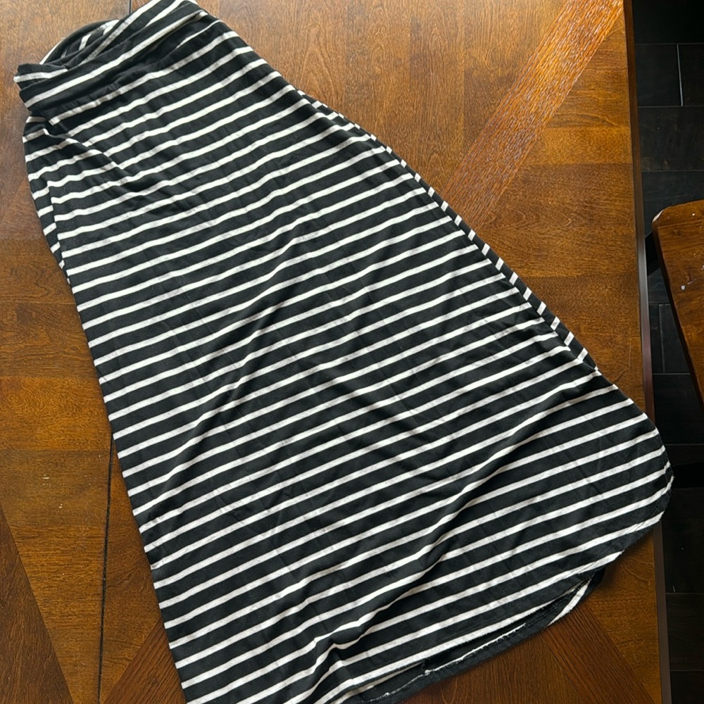 Long knit black and white skirt